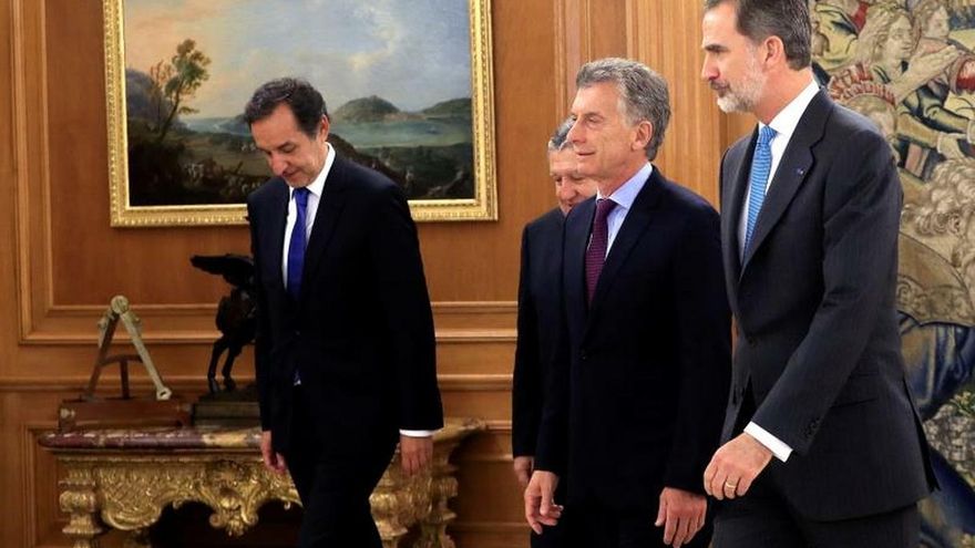 El rey Felipe VI (d), y el presidente de Argentina Mauricio Macri (c), el embajador de la República Argentina en España, Federico Ramón Puerta (2i), y el secretario de Asuntos Estratégicos del Gobierno argentino, Fulvio Pompeo (i), durante la audiencia en el Palacio de La Zarzuela en Madrid.