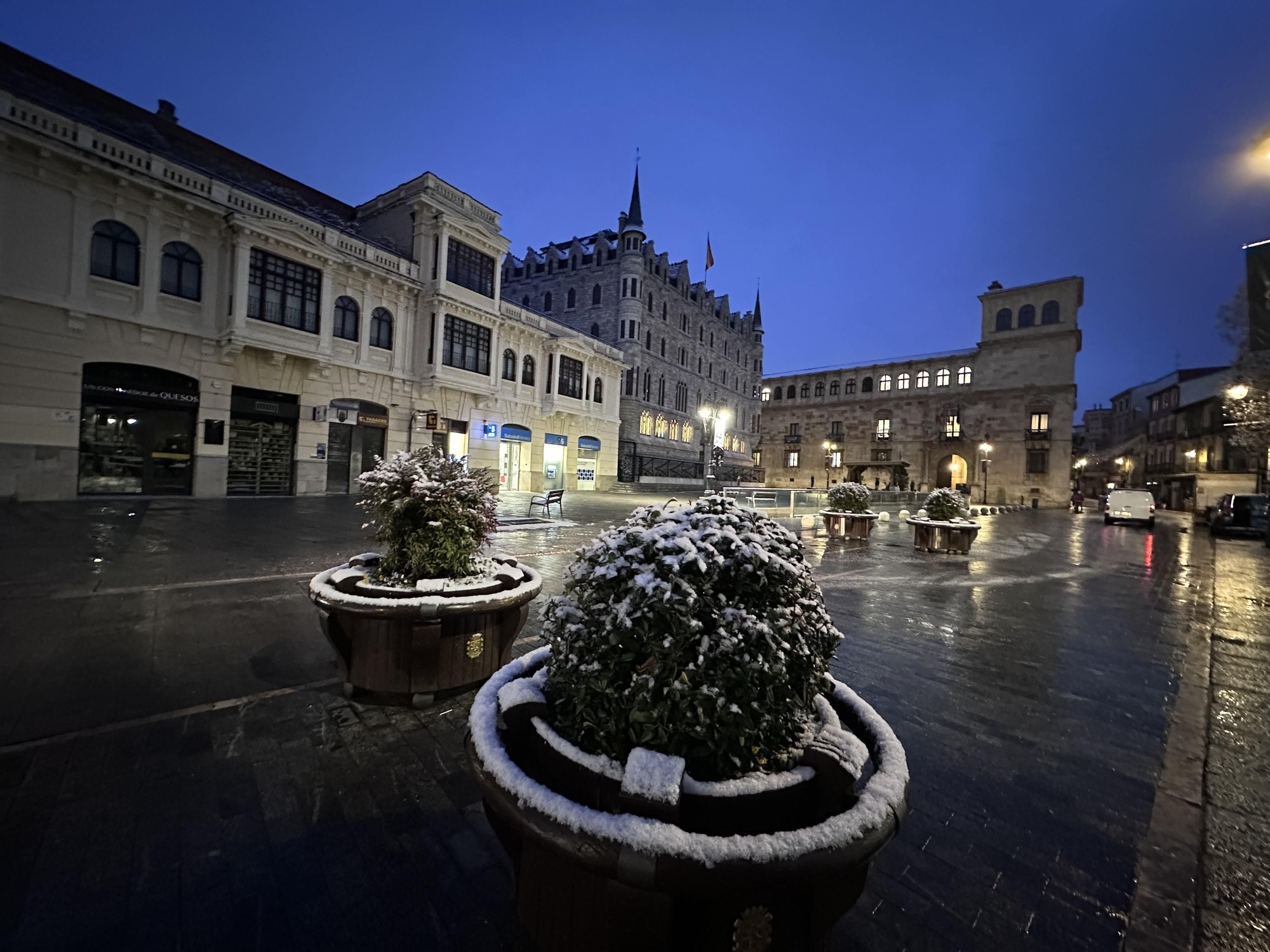 Postales de León nevado: las imágenes que deja la primera nevada del año en la capital