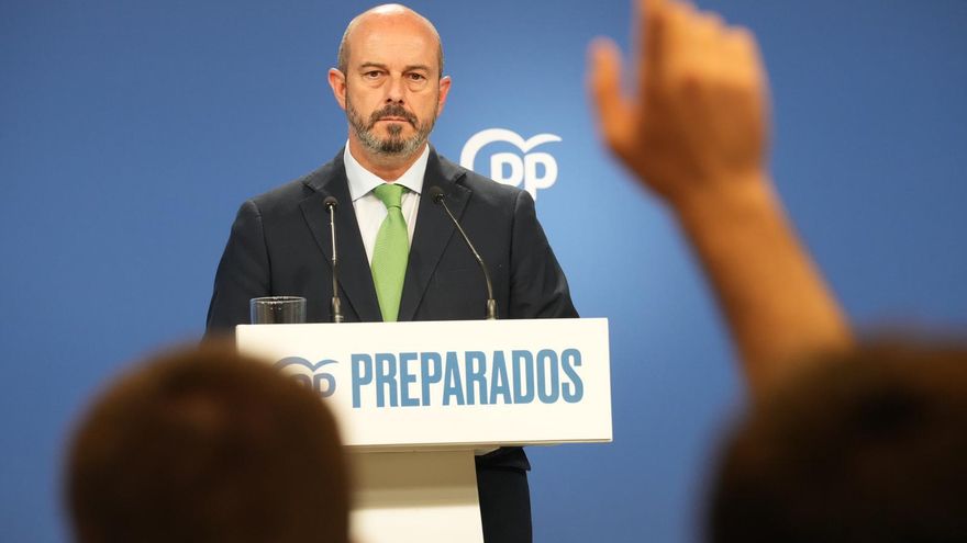 El vicesecretario de Coordinación Autonómica y Local del PP, Pedro Rollán, durante una rueda de prensa en la sede nacional de Génova este martes.