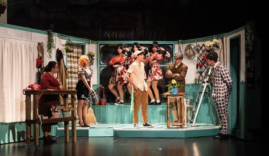 La compañía Telón aparte presentando 'La tienda de los horrores' en la Muestra regional de teatro aficionado 2023.