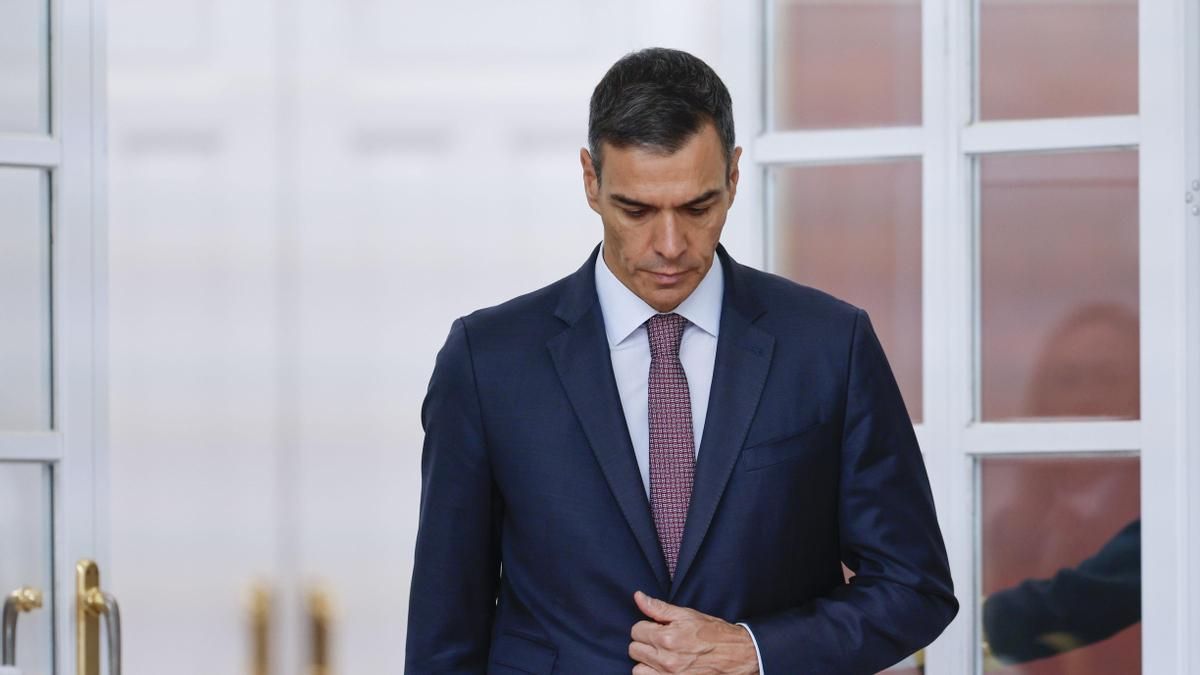 Pedro Sánchez sale a recibir al sultán del Sultanato de Omán, Shaitham Bin Tariq Al-Busaid, antes de mantener una reunión en el Palacio de la Moncloa, este miércoles.