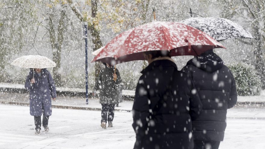 El frío se instala en España y deja once comunidades en alerta por nevadas, viento y oleaje