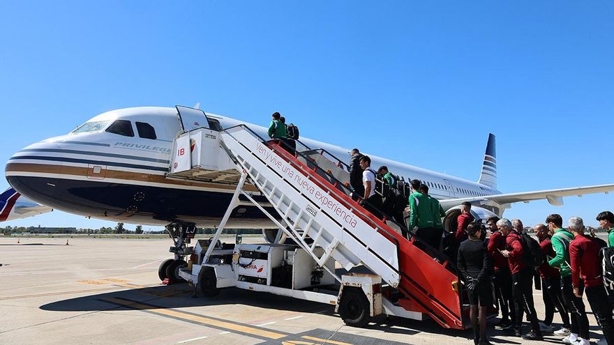 Los jugadores del Córdoba CF embarcando en Sevilla.