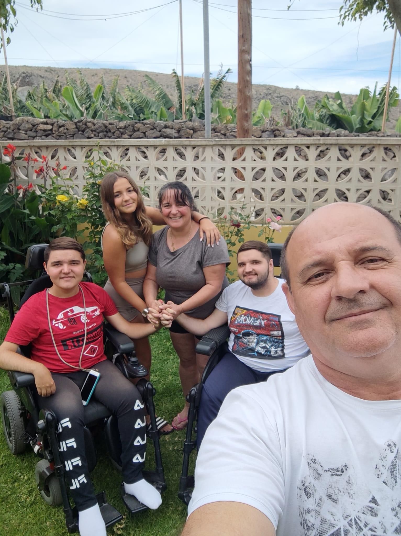 Los hermanos de Firgas Pablo, Adrián y resto de la familia (Premio Endecan Igualdad y Superación).
