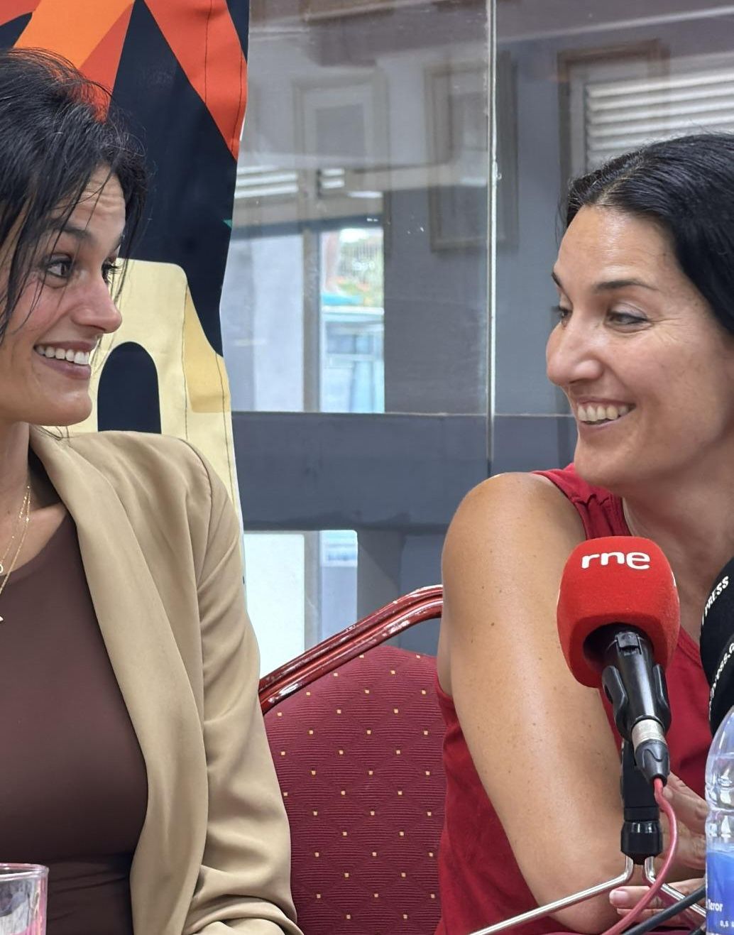Thais Henríquez y Andrea Fuentes, en rueda de prensa.