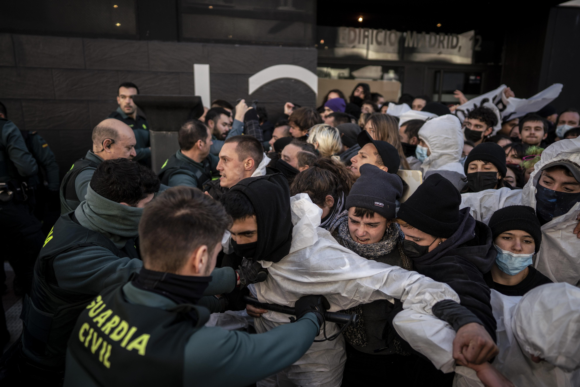 Un centenar de activistas tratan de ocupar un inmueble de la Sareb en Villalba, en enero de 2023