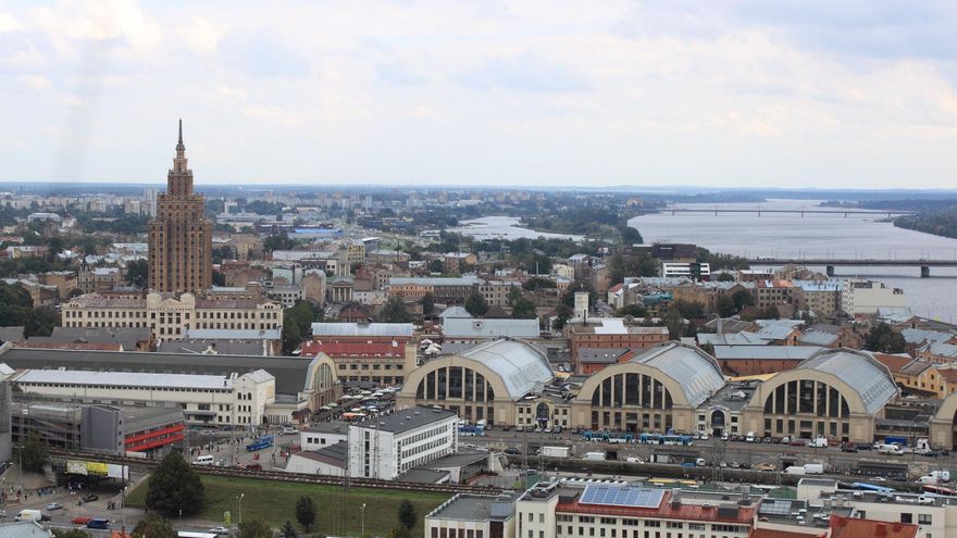 El Edificio de la Academia de Ciencias asoma tras el Mercado Central de Riga.