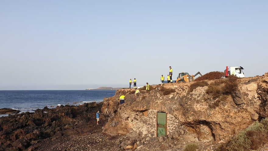 Momento del desalojo de las 80 personas instaladas en los asentamientos ilegales