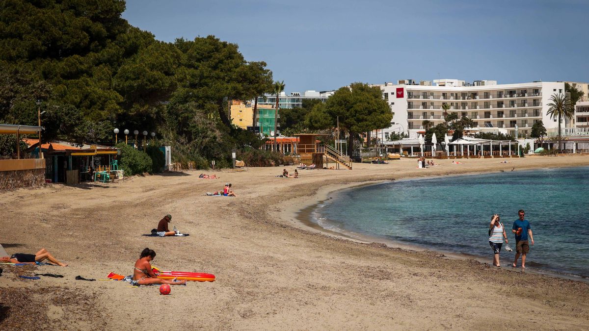 La playa de es Canar con varios bañistas a principios de temporada.