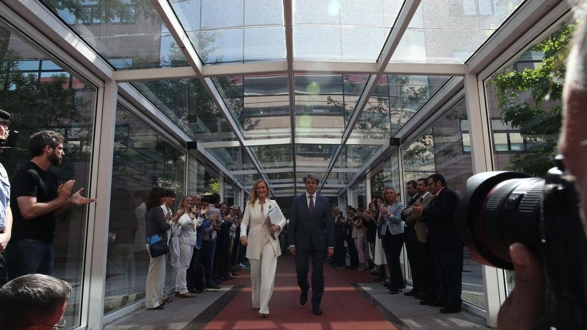 Cifuentes llega a la comisión tras un 'paseíllo' de apoyo y aplausos de su equipo más cercano