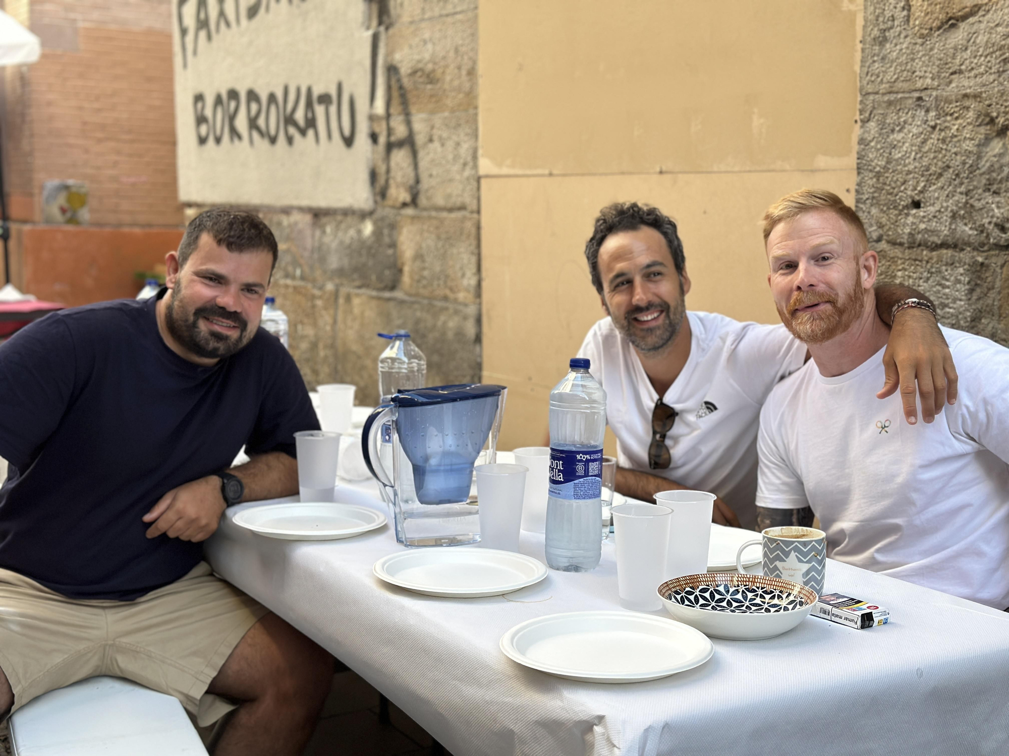 Cuadrilla antes del almuerzo en la calle Calderería