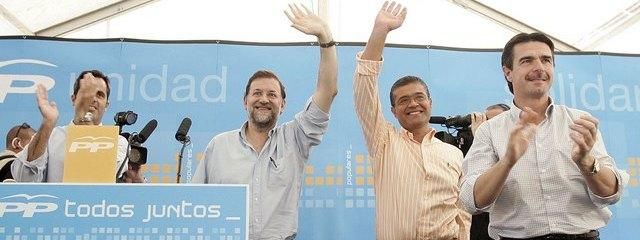 Rajoy junto al alcalde de Mogán, y al lado de éste, José Manuel Soria, en el mitin de 2005.