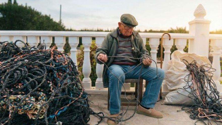 Tiene 92 años y acaba de batir un Récord Guinness trenzando a mano una cuerda de 1.200 metros