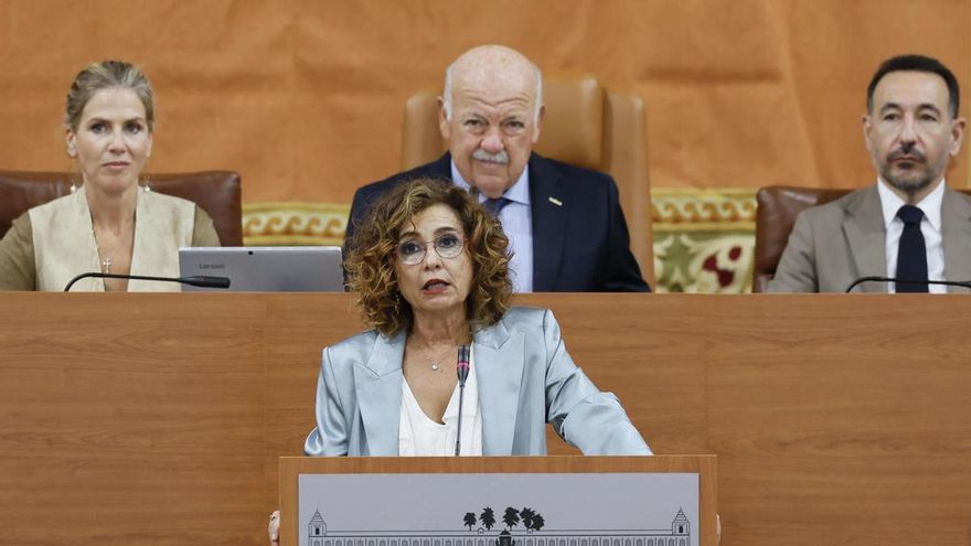La secretaria general y portavoz parlamentaria del PSOE-A, María Jesús Montero, interviene durante la segunda jornada del debate de investidura en el Parlamento andaluz