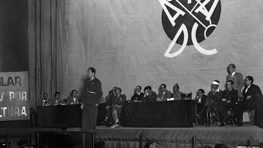 Rafael Alberti pronuncia un discurso en el mitin organizado por la Alianza de Intelectuales Antifascistas en el teatro de la Zarzuela.