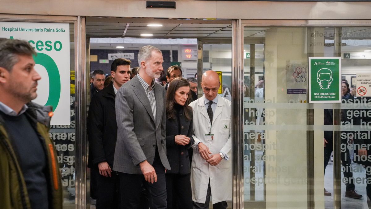 Los Reyes de España visitan a los heridos del accidente de Adamuz en el Hospital Reina Sofía