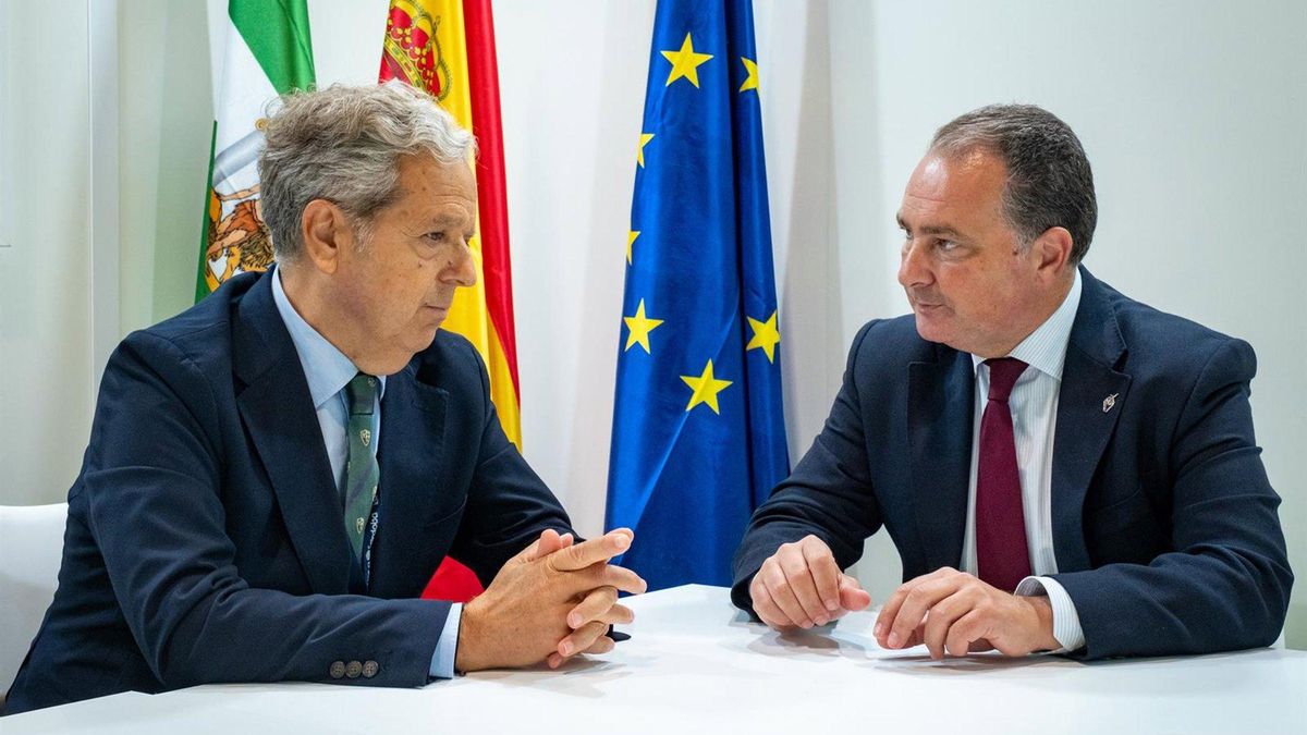 El presidente de la Diputación de Córdoba, Salvador Fuentes, y su homólogo de Huelva, David Toscano, durante la reunión.