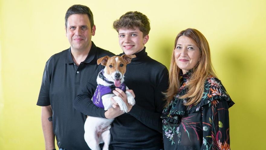 Julián y Ana, padres de Pablo, con Oddie