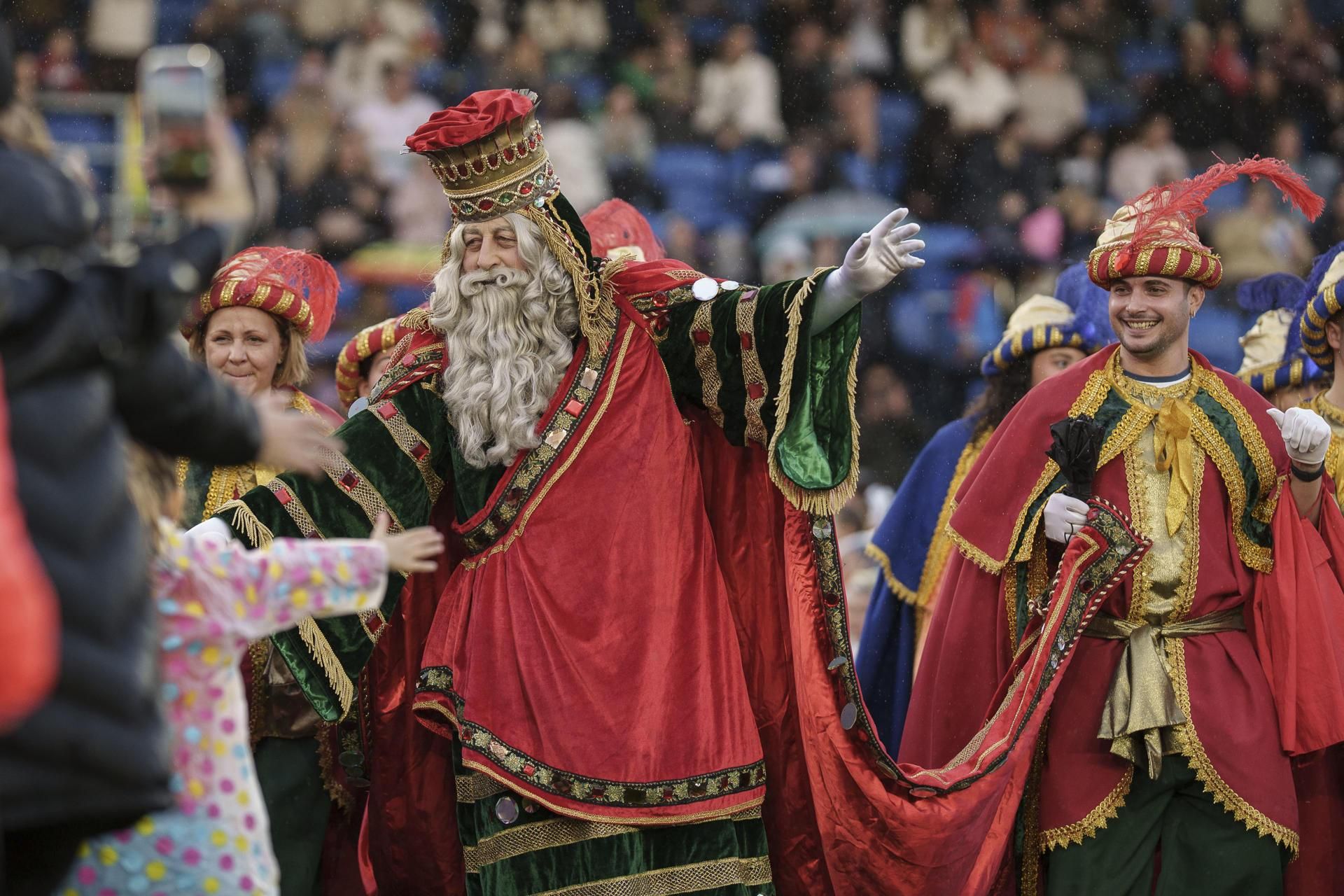 Los Reyes Magos de Oriente llegan en helicóptero al estadio Heliodoro Rodríguez López de Santa Cruz de Tenerife donde los esperaban multitud de niños.
