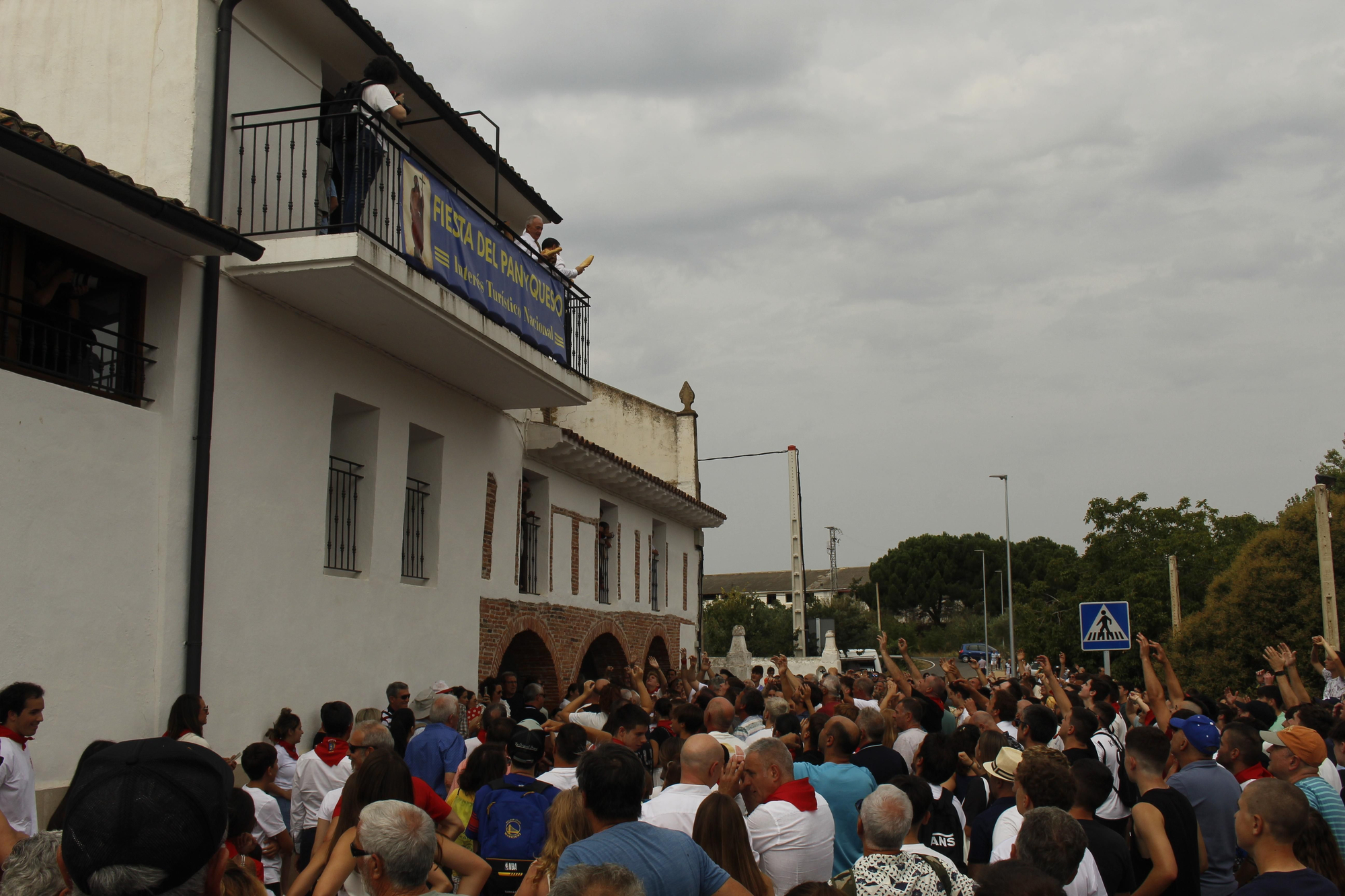 Los panes y los quesos vuelan desde la ermita de Quel para cumplir con una tradición de más de 500 años