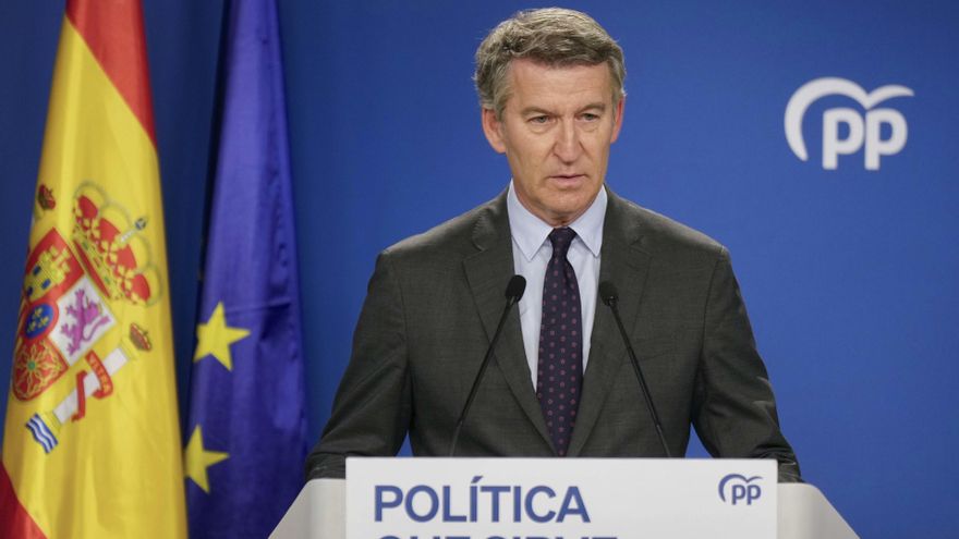 El líder del PP, Alberto Núñez Feijóo, comparece en una rueda de prensa en la sede del PP.