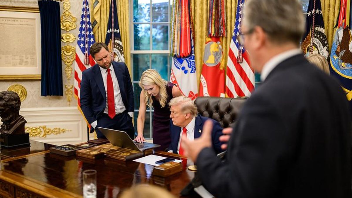 Natalie Harp redacta una publicación en la red social de Trump junto con el presidente y el vicepresidente.