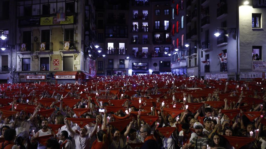 Pamplona ha despedido esta medianoche, en el mismo lugar en el que empezaron, los Sanfermines más esperados por sus vecinos después de que la pandemia impidiera celebrarlos en 2020 y 2021. Distintos puntos del Casco Viejo han acogido a miles de personas para disfrutar de los últimos minutos del programa oficial de estas fiestas antes de desanudar los pañuelos rojos del cuello y entonar el "Pobre de mí" mientras ondeaban sobre las cabezas la telas rojas y velas encendidas. Una abarrotada plaza del Ayuntamiento y otros espacios próximos, como la plaza del Castillo, han servido de escenarios para poner el punto final a los Sanfermines de 2022, nueve días ininterrumpidos de fiesta que al mediodía del 6 de julio desató el chupinazo lanzado por el exfutbolista Juan Carlos Unzué.     EFE/ Rodrigo Jimenez