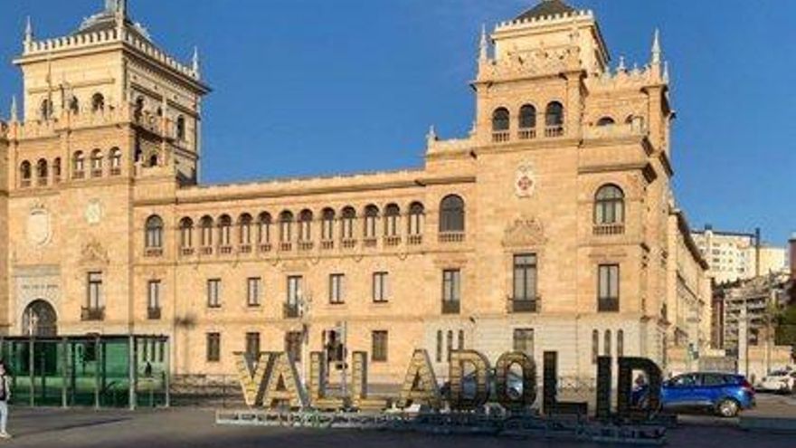 Las letras de 'Valladolid' en la plaza de Zorrilla.