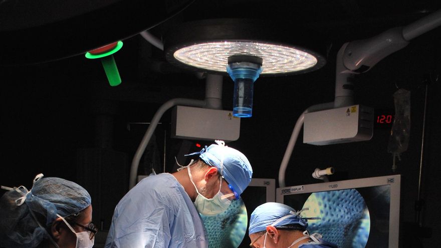 848.340 personas están esperando para operarse en la sanidad pública, una cifra que se estanca en máximos