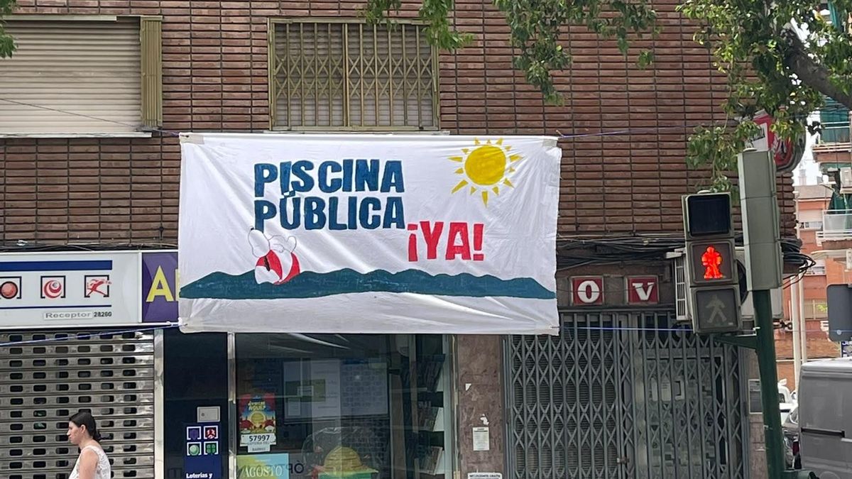Pancarta reclamando una piscina pública en Valdeolleros.