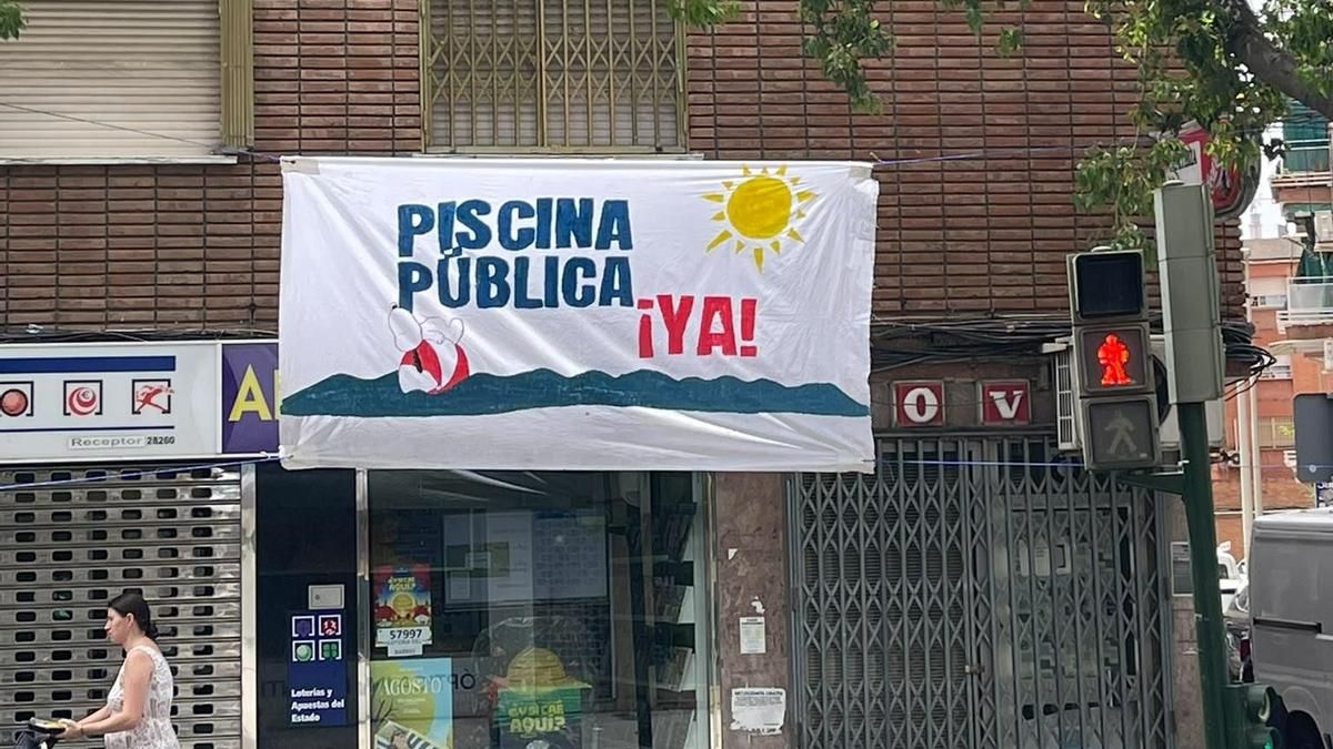 Pancarta reclamando una piscina pública en Valdeolleros.