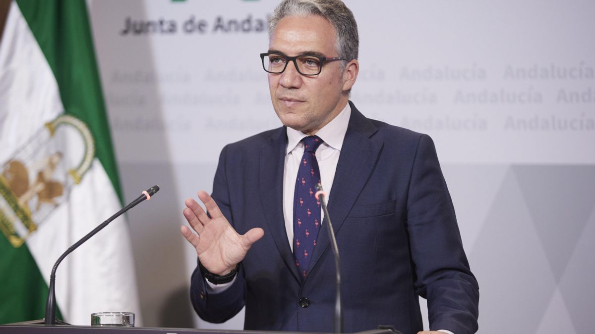 El consejero de Presidencia y portavoz del Gobierno, Elías Bendodo, durante la rueda de prensa tras el Consejo de Gobierno de 27 de abril.