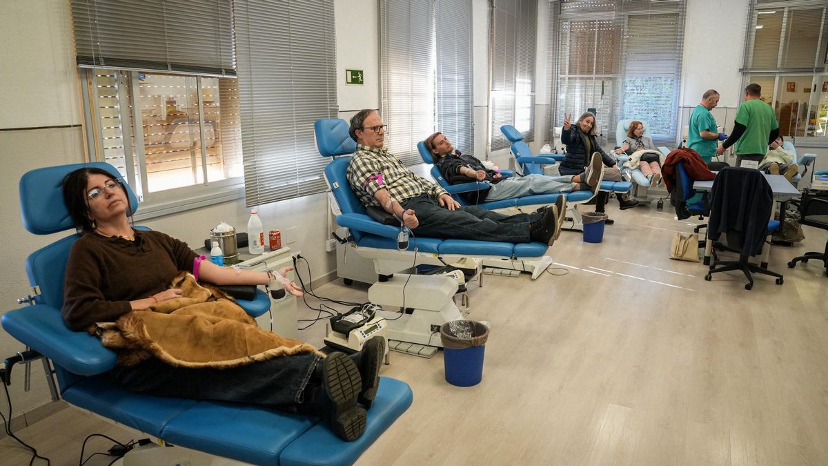 Donantes de sangre acuden al Centro de Transfusión, Tejidos y Células de Córdoba