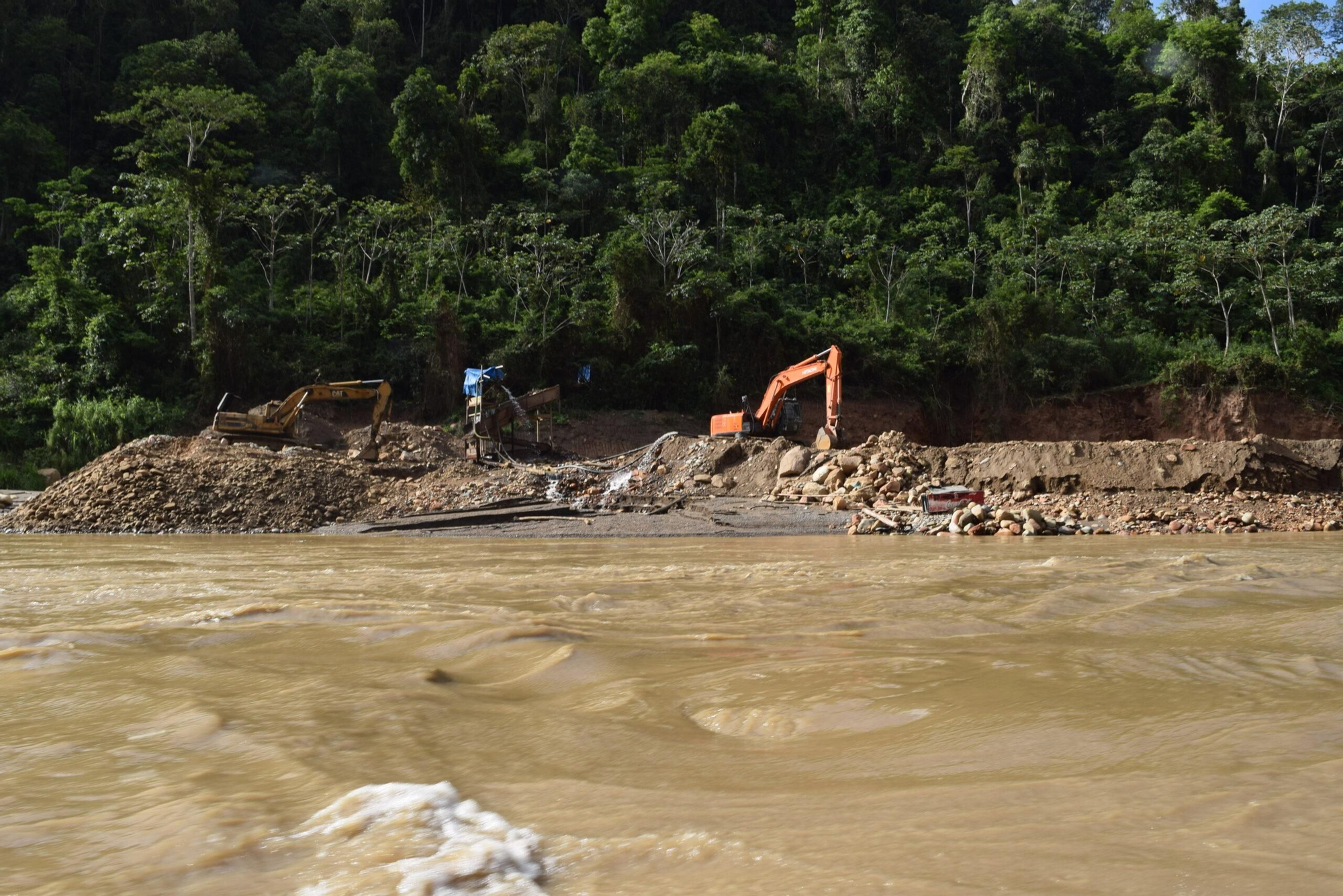 La minería ilegal avanza en los ríos amazónicos que ingresan al Parque Nacional Madidi, en Bolivia. En estos afluentes se instalan dragas que remueven el fondo de los ríos. Foto: Iván Paredes