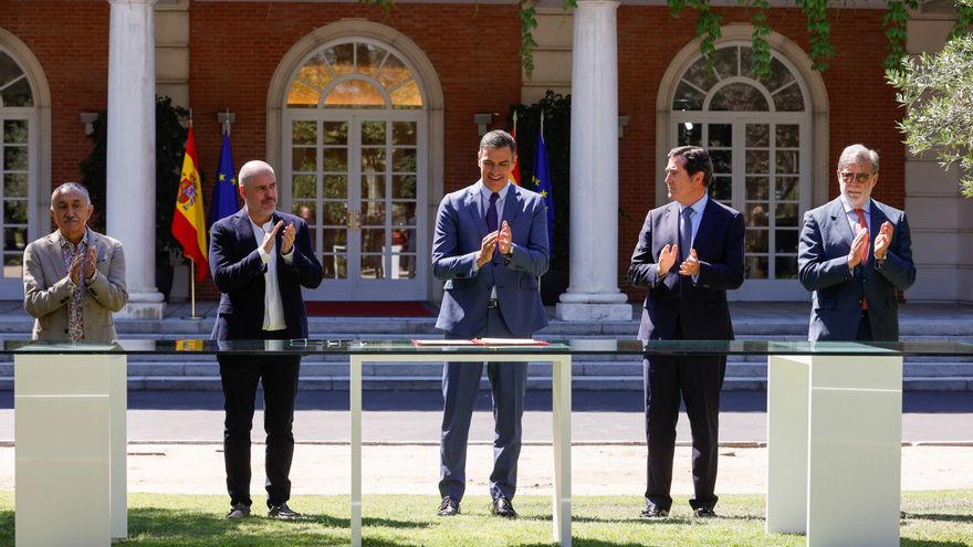 El presidente del Gobierno, Pedro Sánchez (c), el presidente de la CEOE, Antonio Garamendi (2d), el secretario general de UGT, José María Álvarez Suárez (i), el secretario general de CCOO, Unai Sordo (2i), y el vicepresidente de CEPYME, Santiago Aparicio (d), durante la firma del acuerdo para la reforma de las pensiones este jueves en el palacio de la Moncloa en Madrid. EFE/ Ballesteros