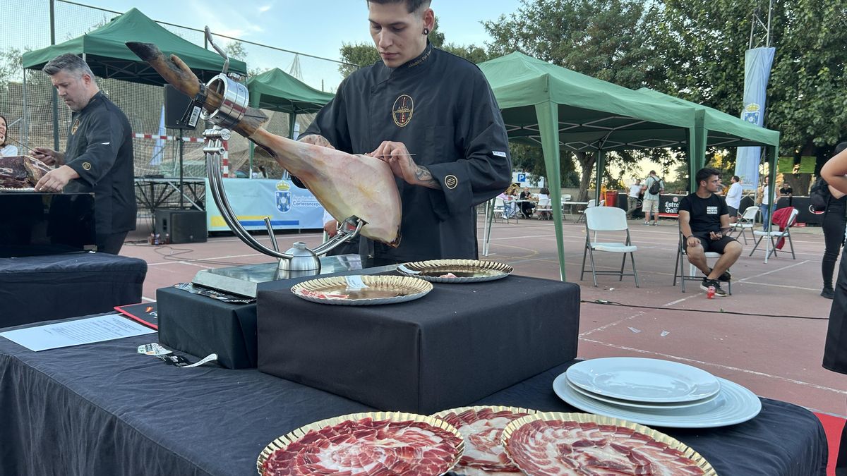 Los concursantes deben cortar un jamón por completo en menos de dos horas.