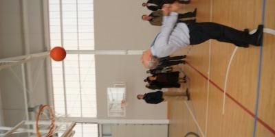 El delegado mostró sus dotes para el baloncesto.