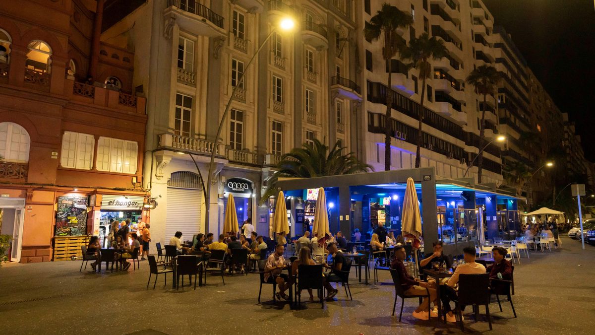 Varias personas, en una terraza de Santa Cruz de Tenerife