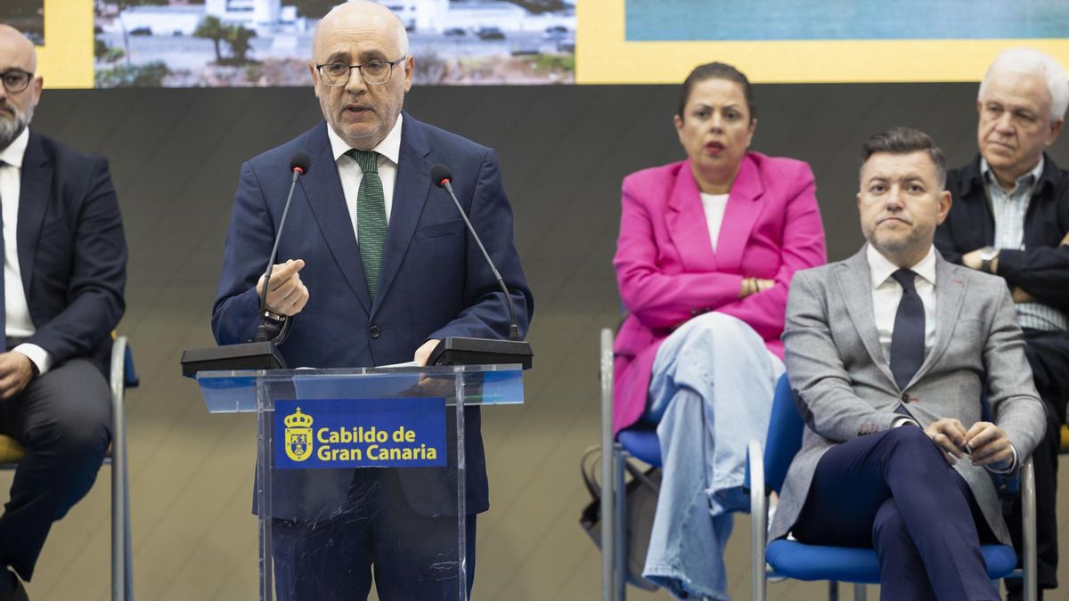 El presidente del Cabildo de Gran Canaria, Antonio Morales (2i), ha presentado este lunes el proyecto de presupuestos de la corporación insular para 2026. EFE/Quique Curbelo