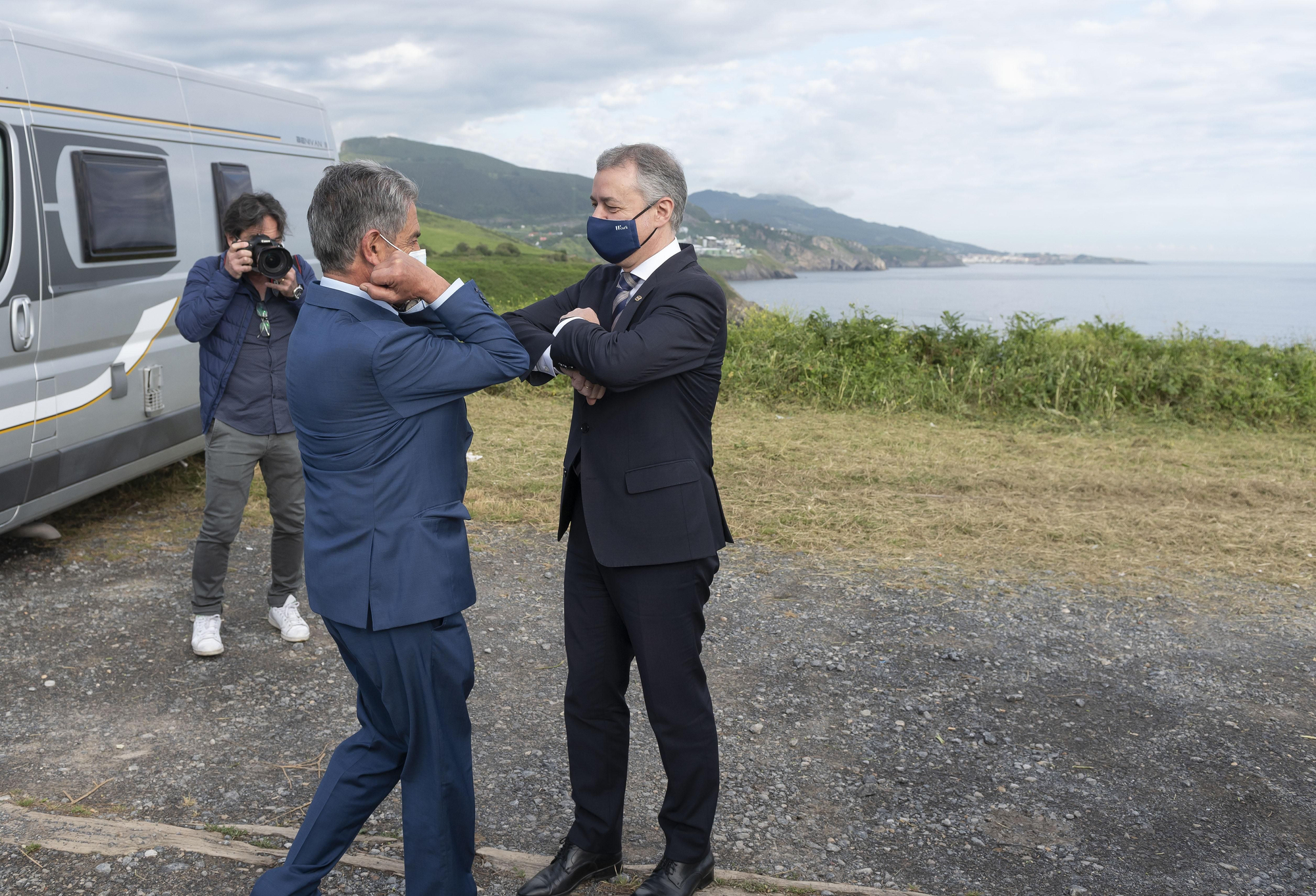Final del estado de alarma en 2020: saludo con el presidente de Cantabria, Miguel Ángel Revilla