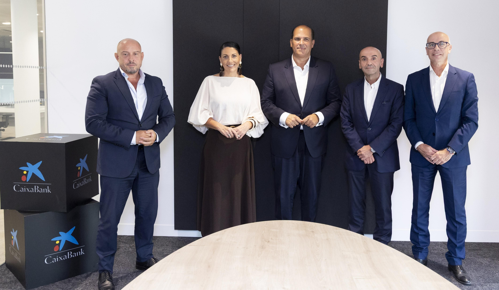 Firma del acuerdo entre CaixaBank y Fepeco.