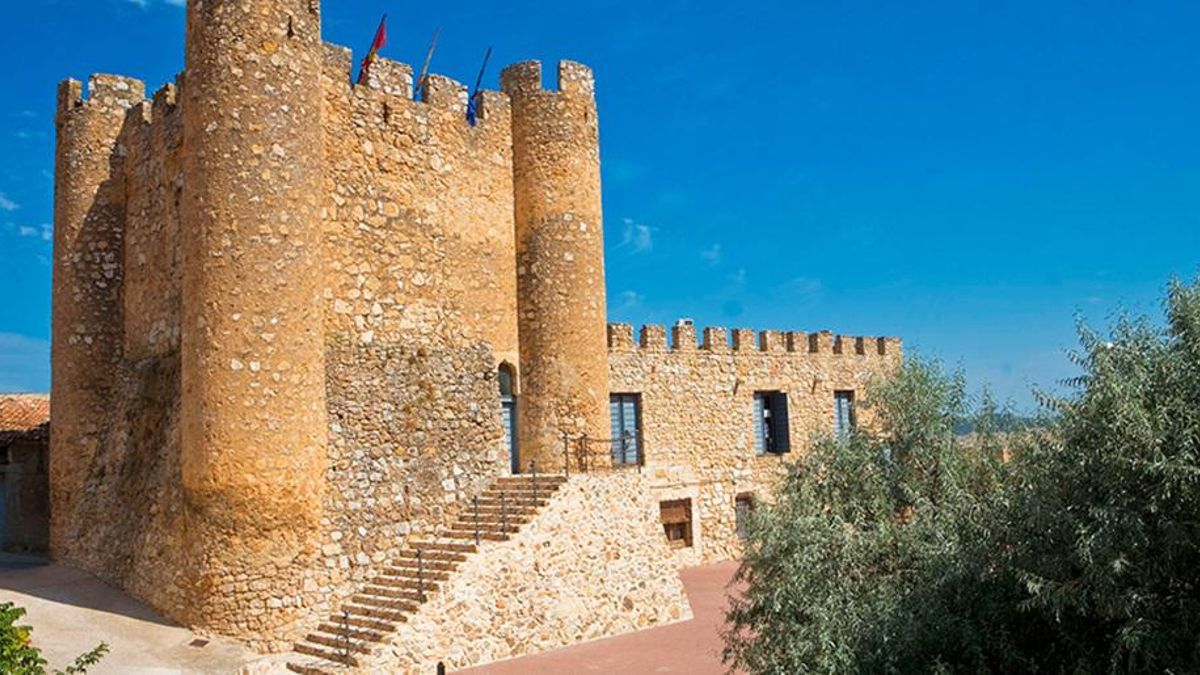La plaza mayor de este pequeño pueblo era antiguamente el patio del castillo de la localidad