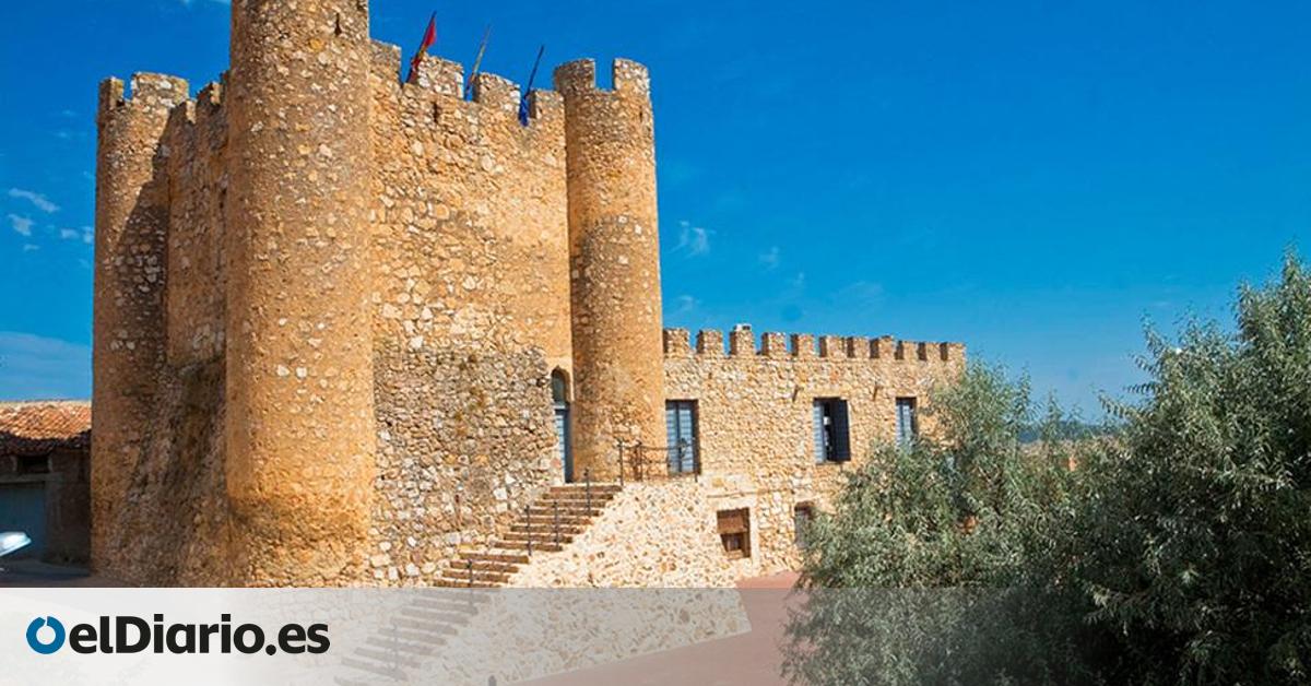 La plaza mayor de este pequeño pueblo era antiguamente el patio del castillo de la localidad
