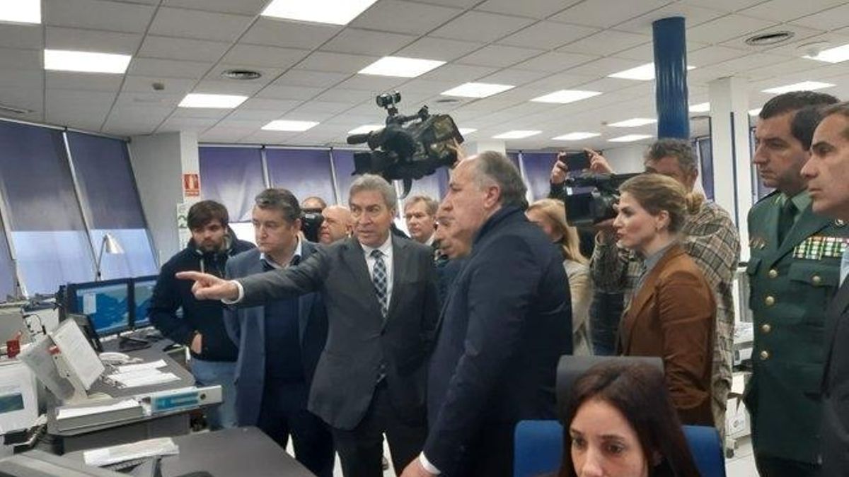 El delegado del Gobierno destaca la unidad en la búsqueda del pesquero del que no hay restos ni señales
