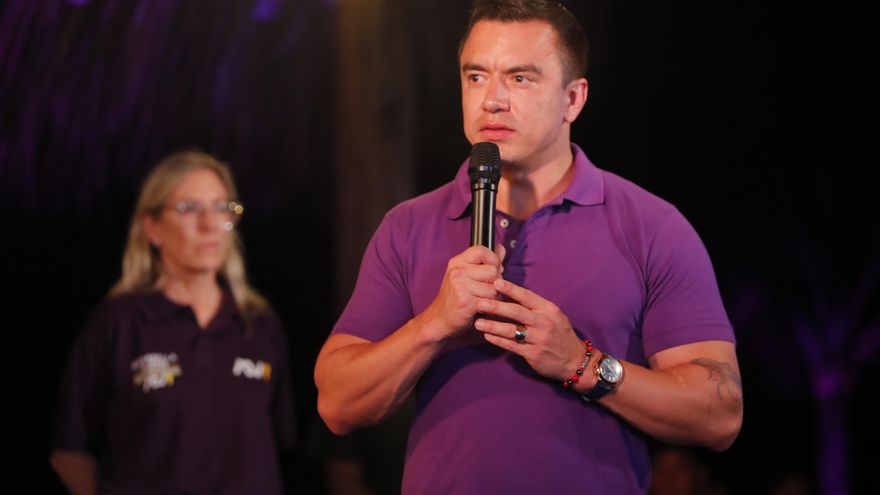 La presidenta del Consejo Electoral de Ecuador felicita a Noboa  por el triunfo electoral