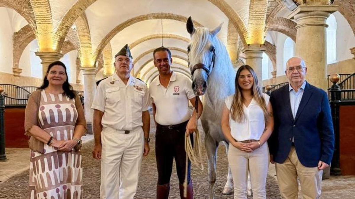Investigadores participantes junto a un semental de Pura Raza Española en las Caballerizas Reales de Córdoba