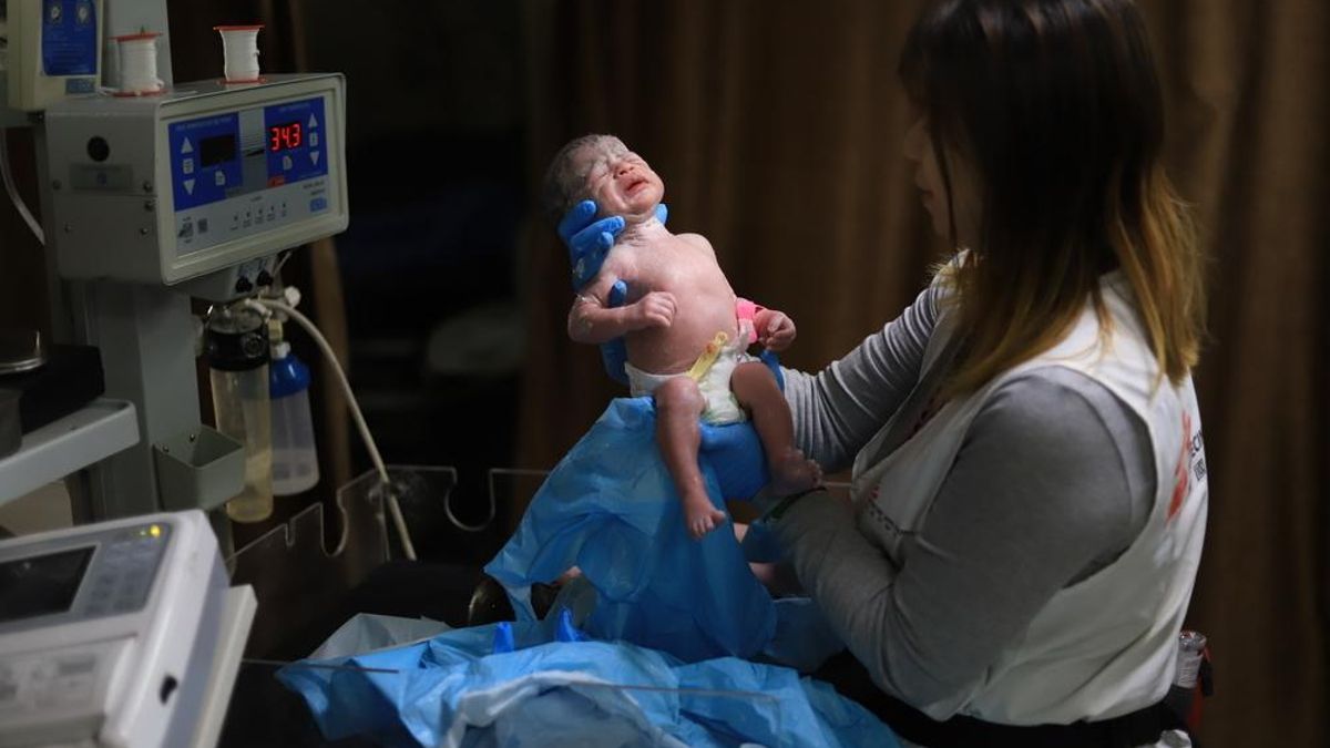 Hin So, matrona de MSF, revisa a un bebé recién nacido en el Hospital Nasser, en el sur de Gaza.