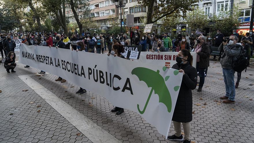 Un millar de docentes cántabros protestan contra la cancelación de las vacaciones escolares de noviembre y exigen la dimisión de la consejera