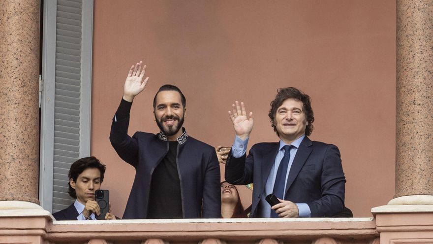 Milei y Bukele escenifican su sintonía en el balcón de Casa Rosada, tras un encuentro en el que participó gran parte del Gabinete