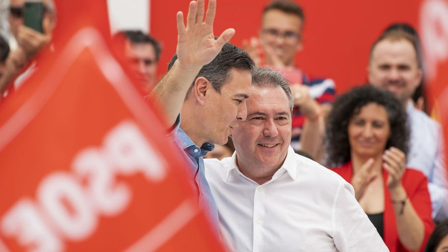 Imagen de archivo de secretario general del PSOE y presidente del Gobierno, Pedro Sánchez (c-i), y el secretario general socialista en Andalucía, Juan Espadas.